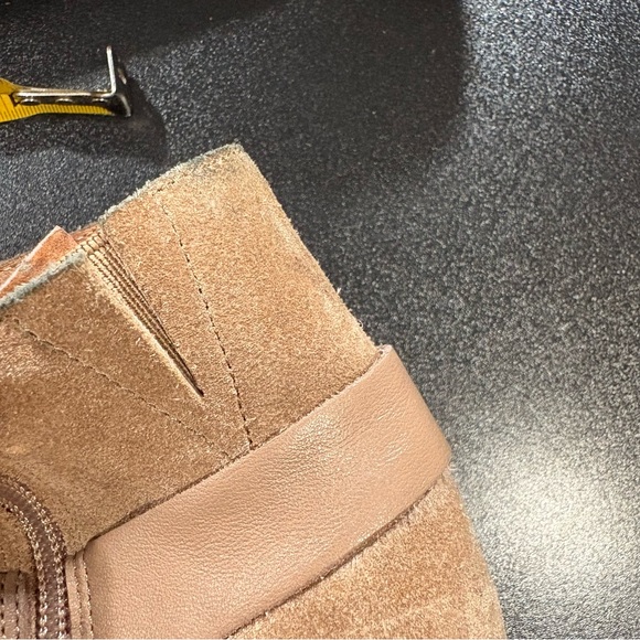 Elaine Turner Stylish Tan Suede Ankle Boots block heel women’s 8.5  booties nude - Picture 7 of 9